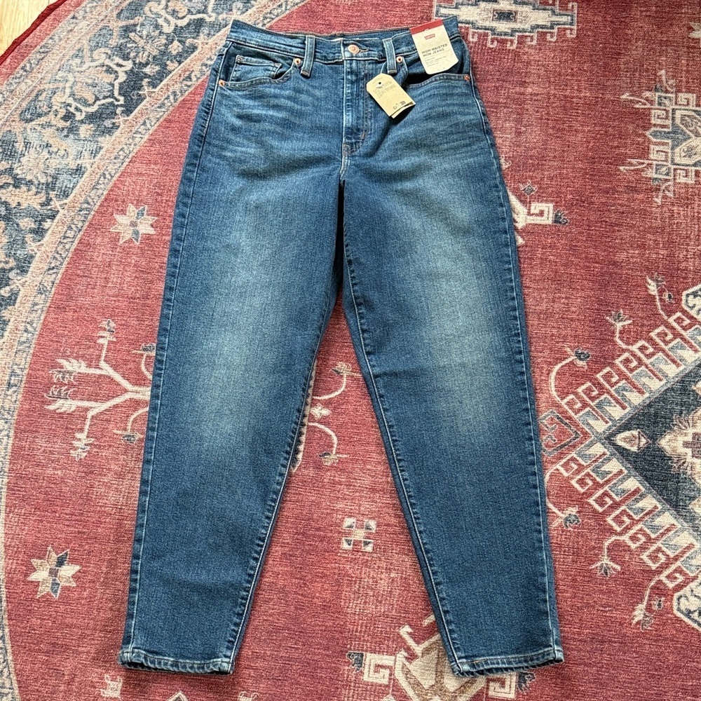 LEVI’S High Waisted Mom Jeans NWT Size 28